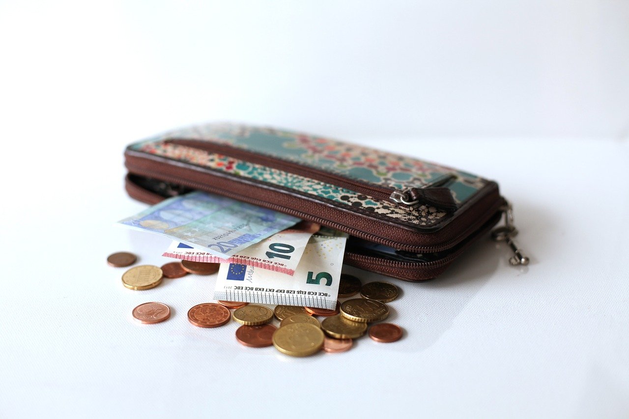 財布と外貨の画像
