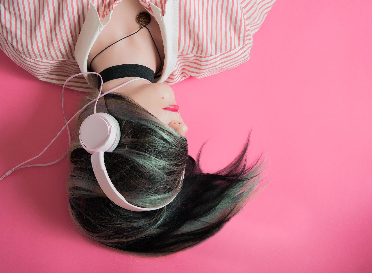 女性が音楽を聴く画像