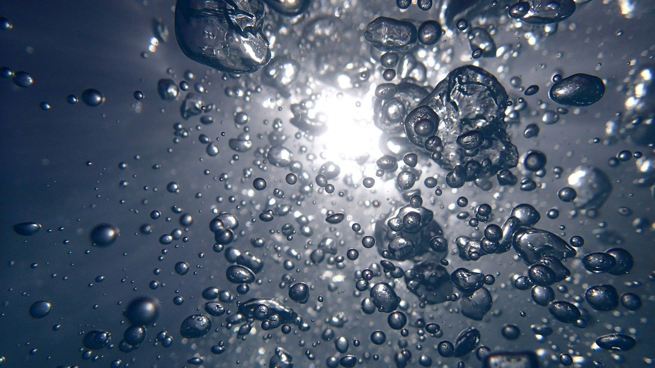 水中の気泡の画像